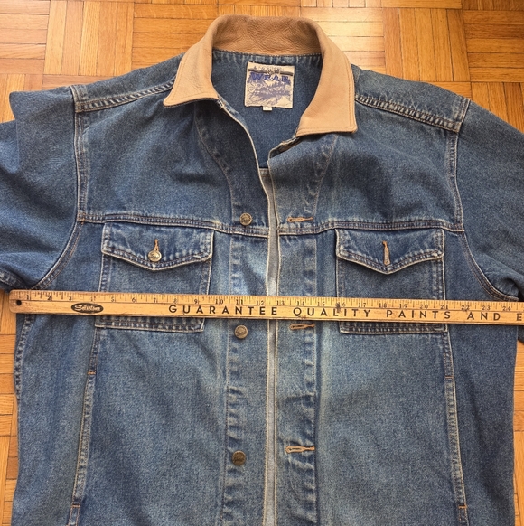 TRUE VINTAGE 90s Men's Denim Jacket | Tan Leather Collar | Trucker Style - Picture 13 of 16